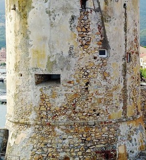 MARCIANA MARINA: LA TORRE FRA DEGRADO E SILENZIO